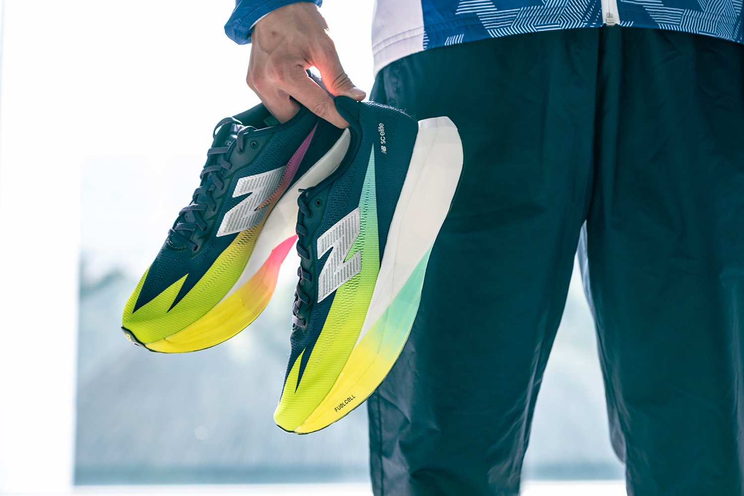 FuelCell SuperComp Elite v5のニューカラー。正月の駅伝では、3人はこれを履いて疾走した
