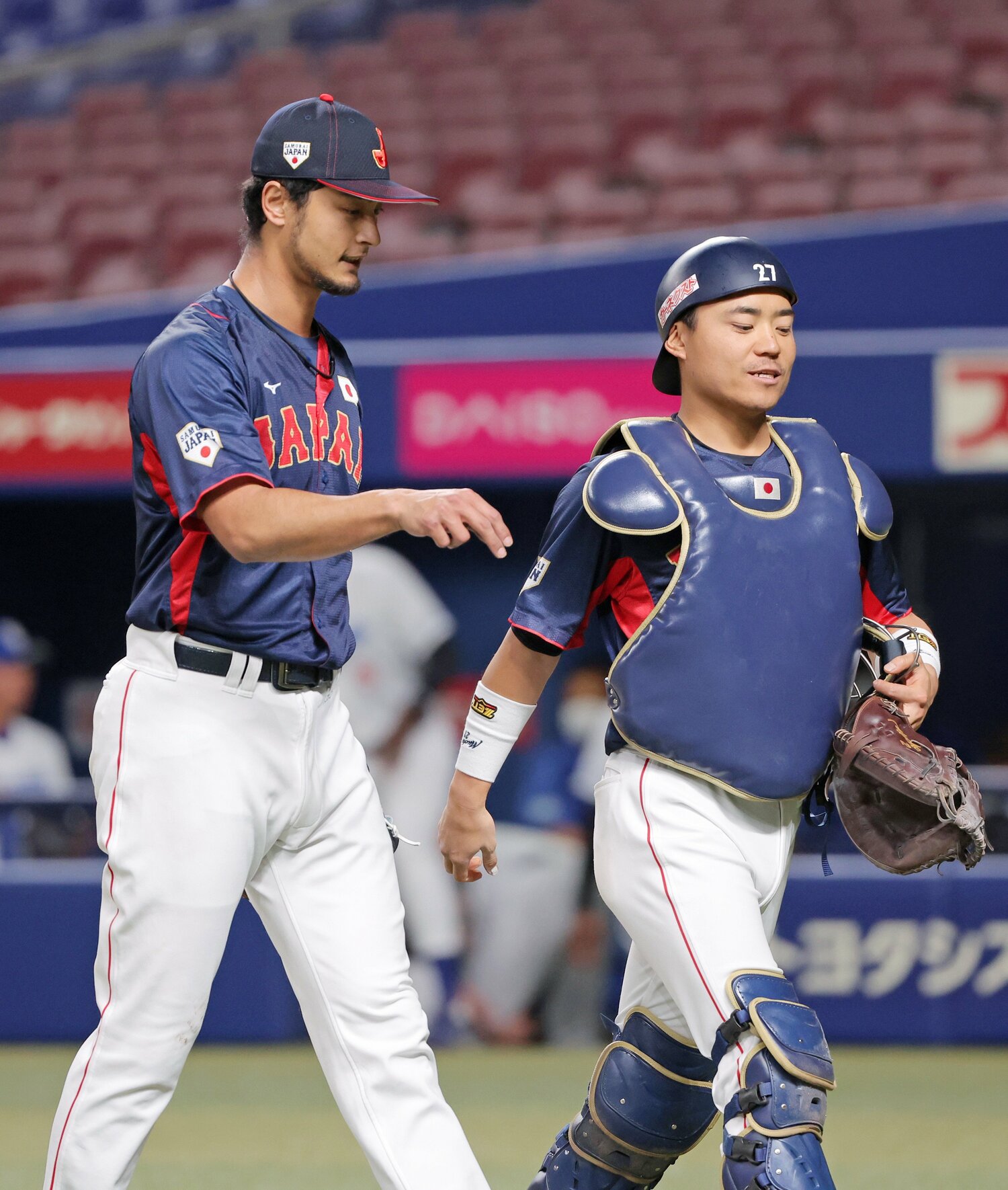 捕手として日本の投手陣を引っ張る中村悠平とダルビッシュ有 ©JIJI PRESS