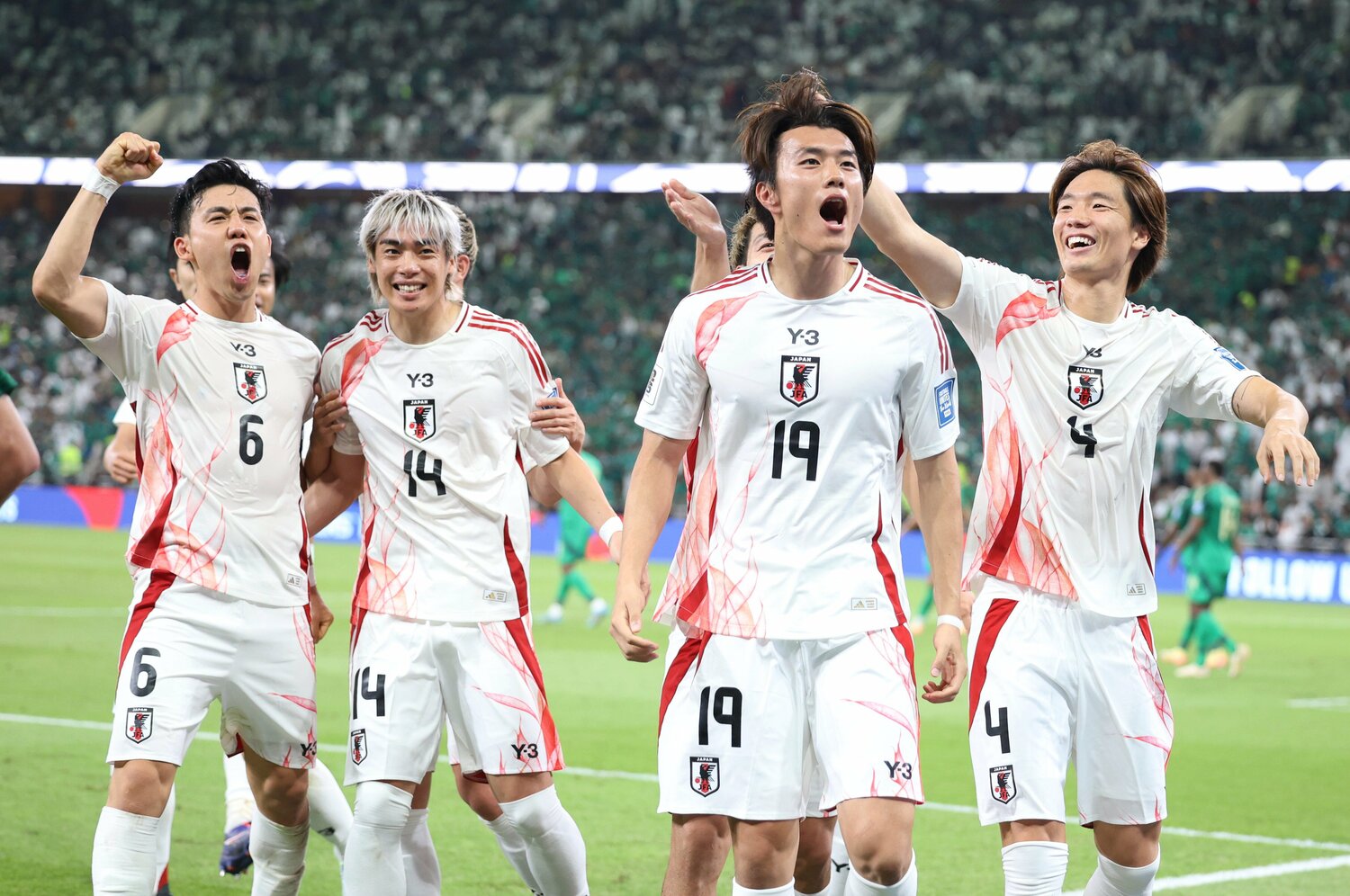 途中出場でチーム2点目を奪い喜ぶ小川航基ら ©JIJI PRESS