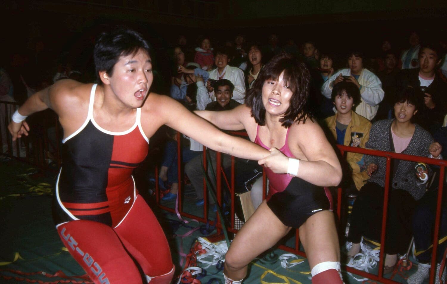 長与千種と場外乱闘をする小倉由美（1986年撮影）　©東京スポーツ新聞社