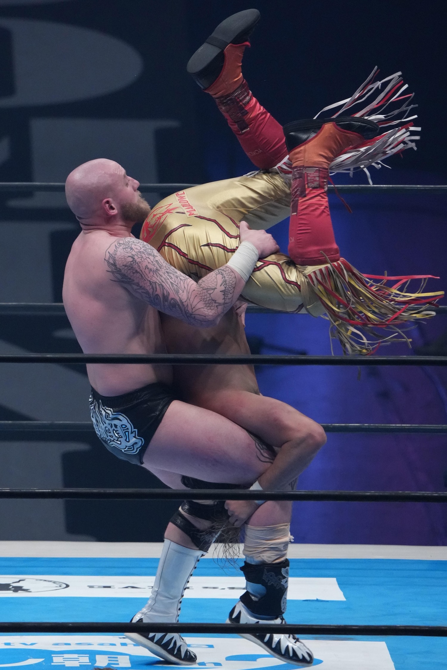 フィニッシュとなったゲイブ・キッドのパイルドライバー　©Essei Hara