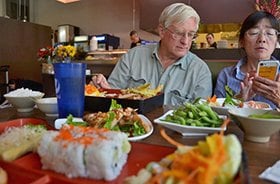 テッド、ミホコさんと再会して日本食のレストランへ。 