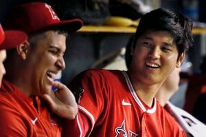 【NEW】大谷翔平の“味方投手からも”愛されすぎな日常…神救援には背中ポンポン、リリーフ陣が触れた“紳士な素顔”「必ず感謝してくれる」