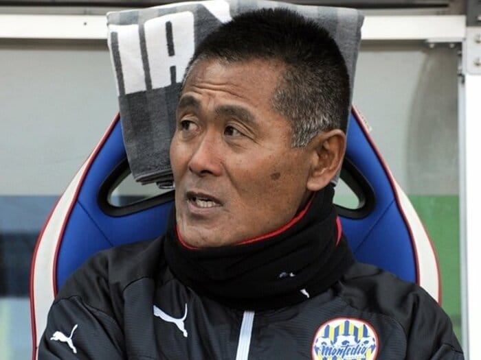 「勝てなければワシがクビになればいいだけ」4度昇格、2度降格、途中解任3回も人気銘柄の「イシさん」サッカー監督歴25年で“一番の大勝負”＜Number Web＞ photograph by Masashi Hara/Getty Images