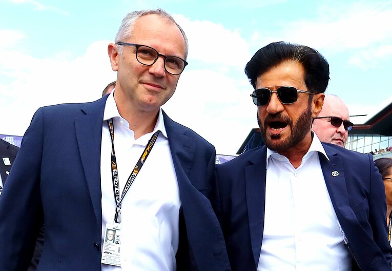 フェラーリチーム代表などを歴任し2021年1月からF1のCEOを務めるドメニカリ（左）と、元ラリードライバーで同年12月にFIA会長に就いたスレイエム　©Masahiro Owari