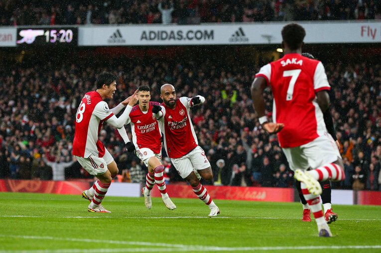 ラカゼットのゴールに喜ぶ冨安ら　©Getty Images