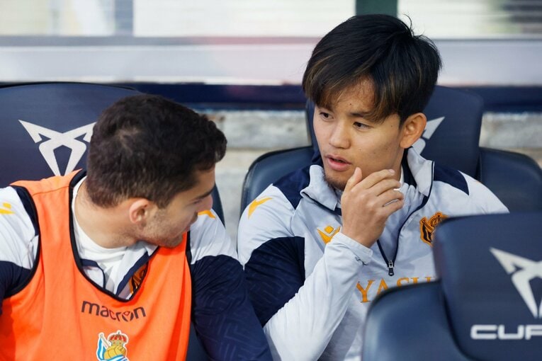 ベンチでザハリャンと打ち合わせ中の久保　©Daisuke Nakashima