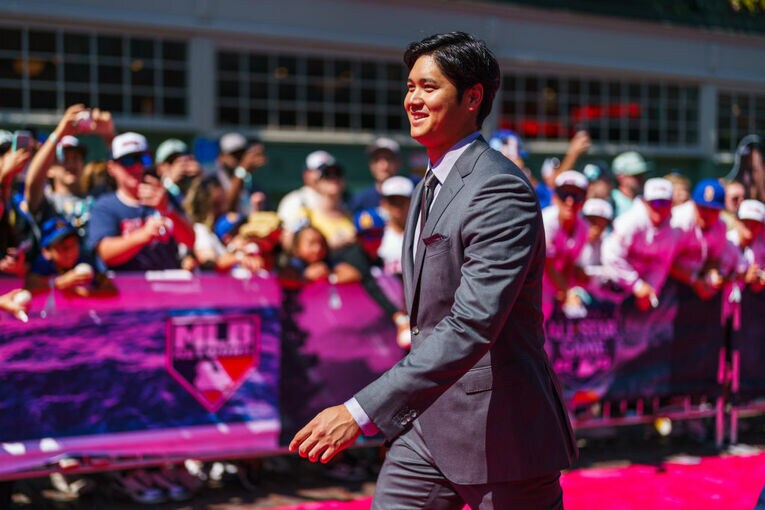 レッドカーペットはスーツ姿で闊歩　©Getty Images