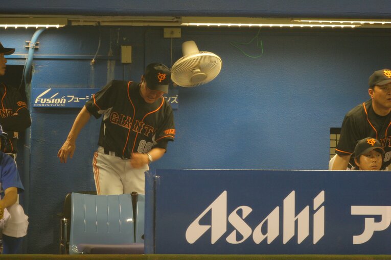 2006年の原監督。ベンチを蹴り上げている　©Toshiya Kondo