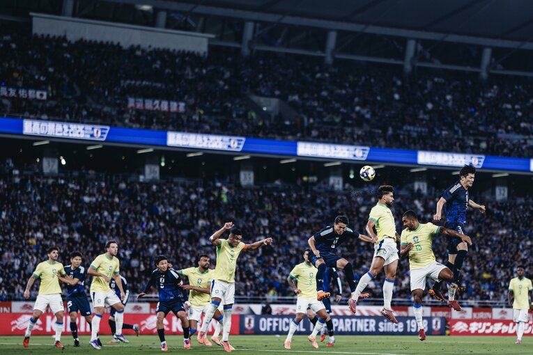 【計30枚超：“テレビに映らない”日本代表ブラジル戦歴史的初勝利】空中戦でも引けを取らなかった…写真はまだまだ続きます　©Kiichi Matsumoto