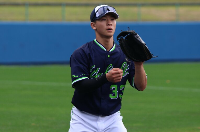 練習試合で4番に抜擢されるなど飛躍が期待されるヤクルトの4年目・内山壮真。昨季まで捕手と外野手の二刀流で戦ってきた ／ photograph by Fumi Sawai