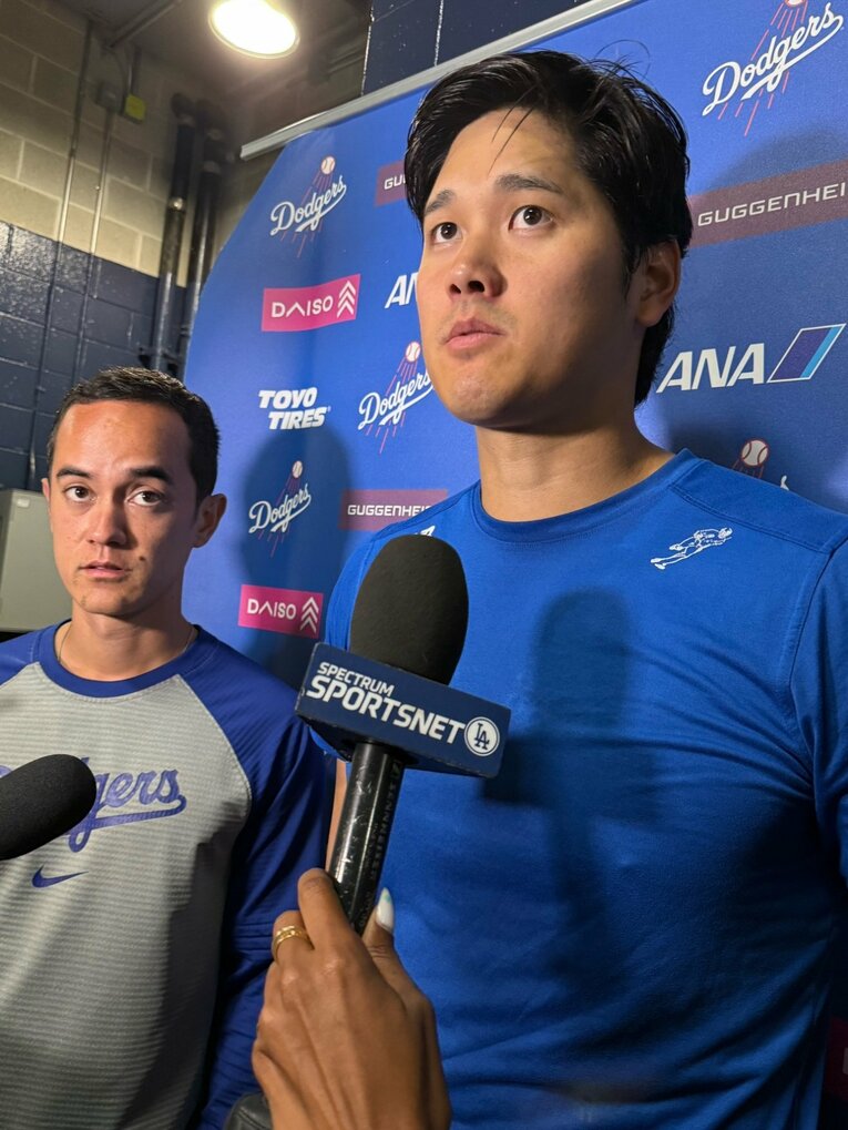 囲み取材に応じる大谷　©Naoyuki Yanagihara