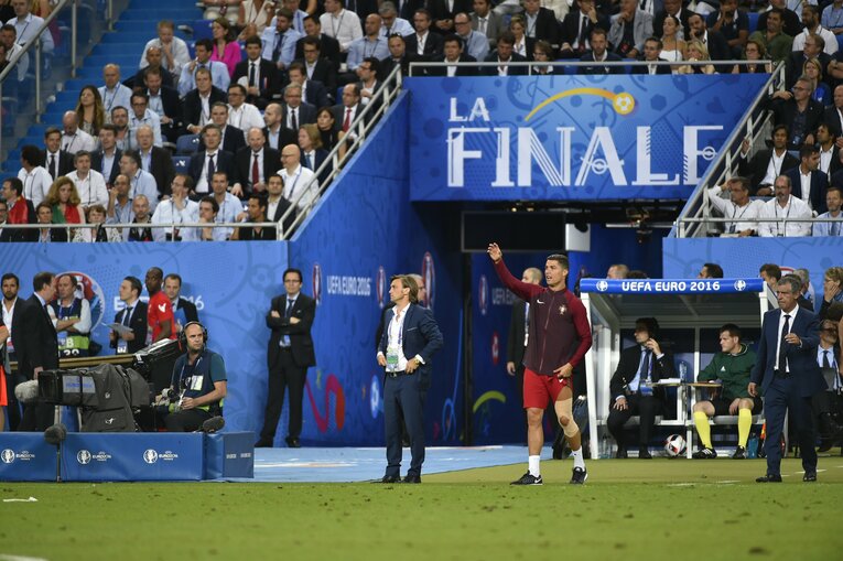 【クリロナ伝説】まるで監督みたいにテクニカルエリアに君臨　©Takuya Sugiyama