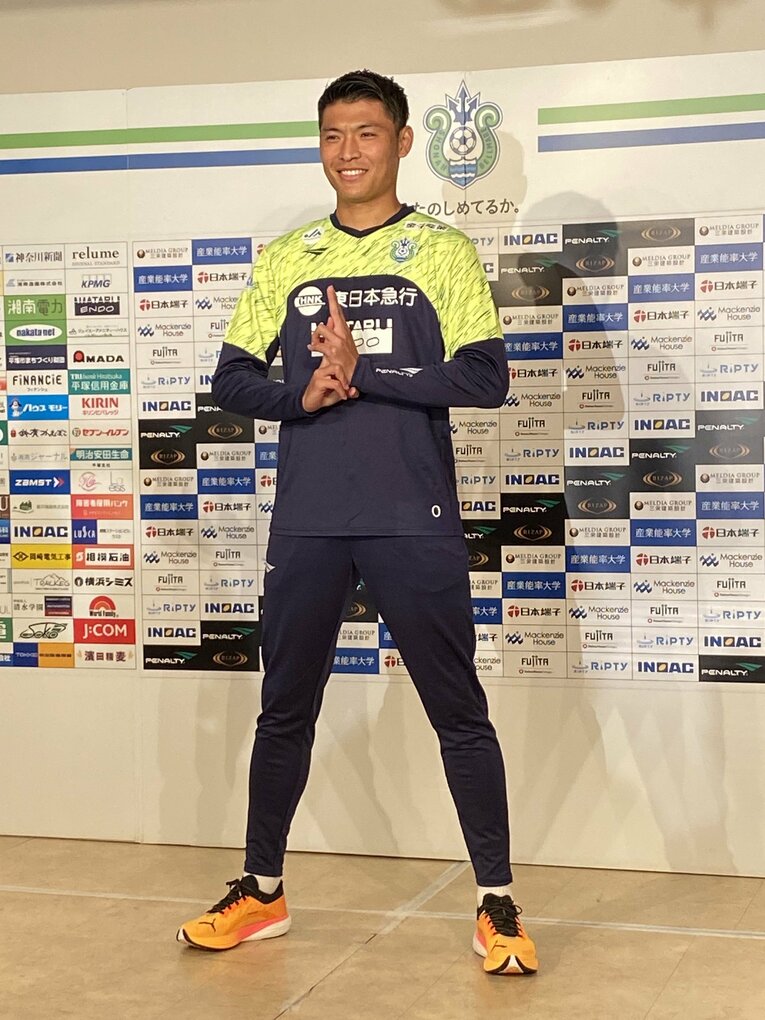 11月9日の記者会見。報道陣の前で町野修斗が披露した「忍者ポーズ」　©Kei Totsuka