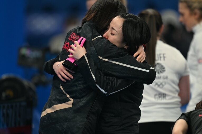 2022年北京五輪決勝。藤澤五月と石崎琴美の熱い抱擁　©Naoya Sanuki/JMPA