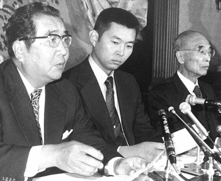 「空白の1日」による巨人入りを発表する記者会見での江川　(C)KYODO