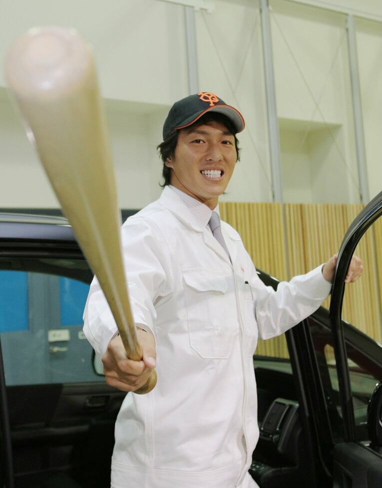 2009年ドラフトで巨人から1位指名され、笑顔で取材を受ける長野　©JIJI PRESS