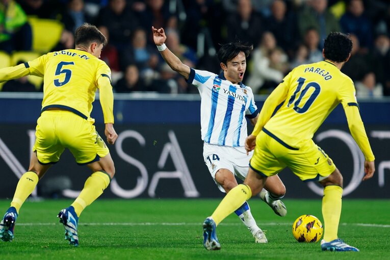 2人の間からシュートを狙う　©Daisuke Nakashima