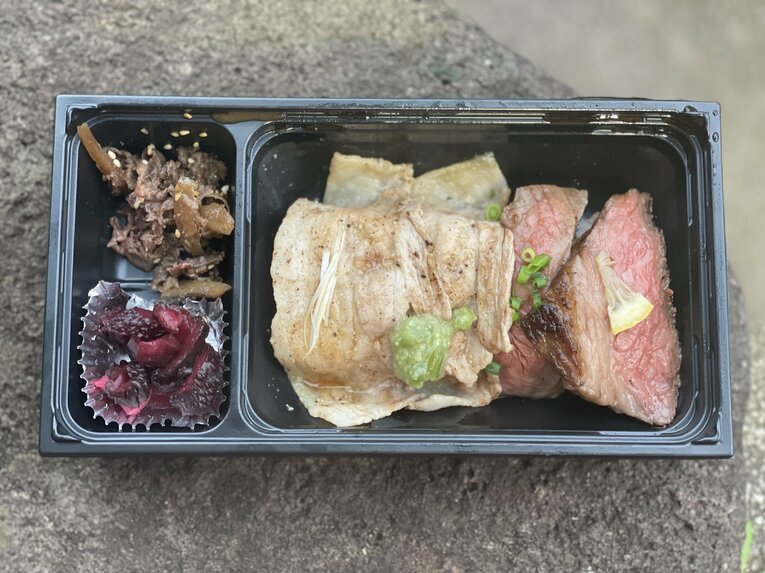 「松井稼頭央の黒毛和牛と三元豚の肉寿司」（2023年撮影） ©Carlos Yabuki