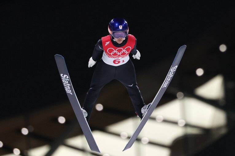 北京五輪混合団体の高梨沙羅の1回目。失格の判定が下った　©JIJI PRESS