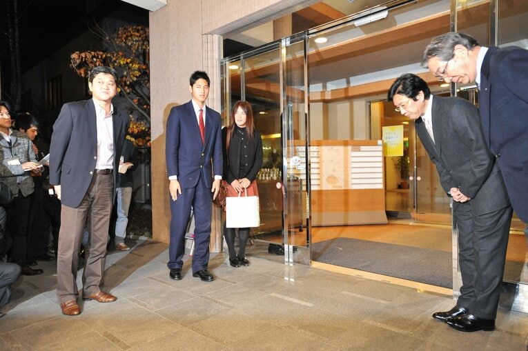 入団交渉に出馬した栗山監督（右から２人め）は大谷翔平を見送る　©︎Takashi Shimizu