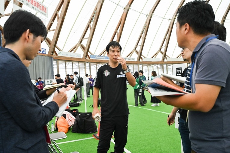 取材対応する前田監督　©Nanae Suzuki