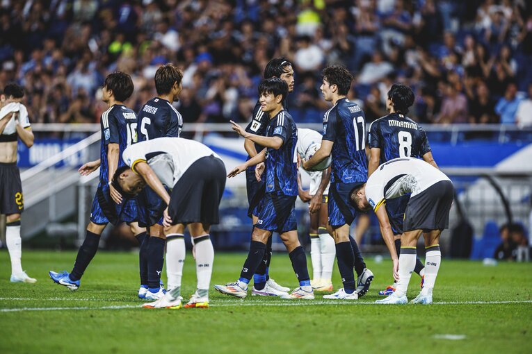 大勝を喜ぶ日本代表とがっかりする中国の選手たち　©Kiichi Matsumoto