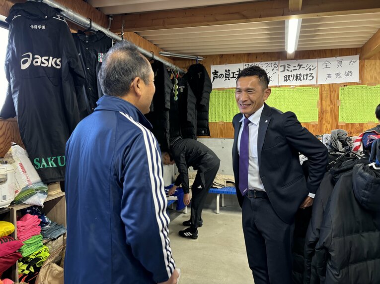 言葉をかわす青山敏弘（右）と青木さん。Jリーグの舞台で顔を合わすことはあったが、22年前の試合のことを話したのは初めてだった　©︎Takahito Ando