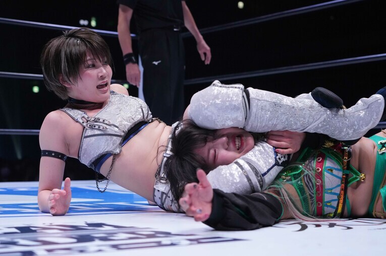 安納サオリvs.壮麗亜美　©Essei Hara