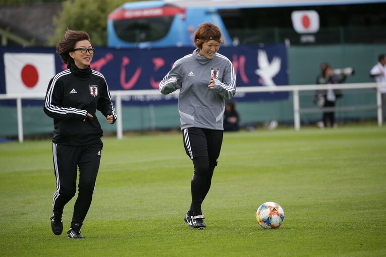 W杯を戦うなでしこジャパンに帯同する田中ウルヴェ京さん（左・2019年撮影）　©AFLO