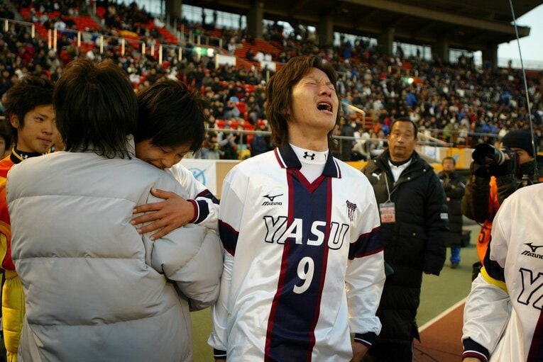 悲願の全国制覇を達成し、国立競技場で号泣する野洲高校・青木孝太（2006年1月9日）©︎AFLO