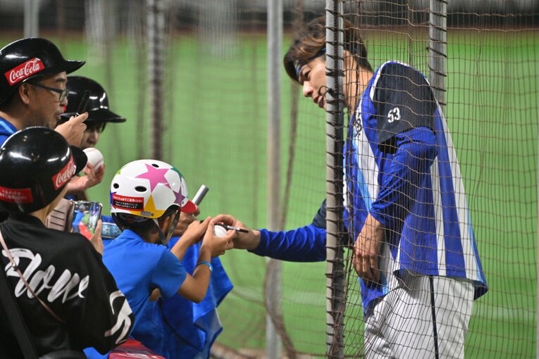 試合前にファンサービス　©Hideki Sugiyama