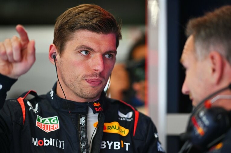 ホーナー代表と言葉をかわすフェルスタッペン。今季10戦を終えて7勝、2位ノリスに69ポイント差をつけて首位に立つ ／ photograph by Getty Images / Red Bull Content Pool