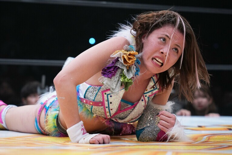 かなりのダメージを負っても立ち上がる岩谷麻優　©Essei Hara