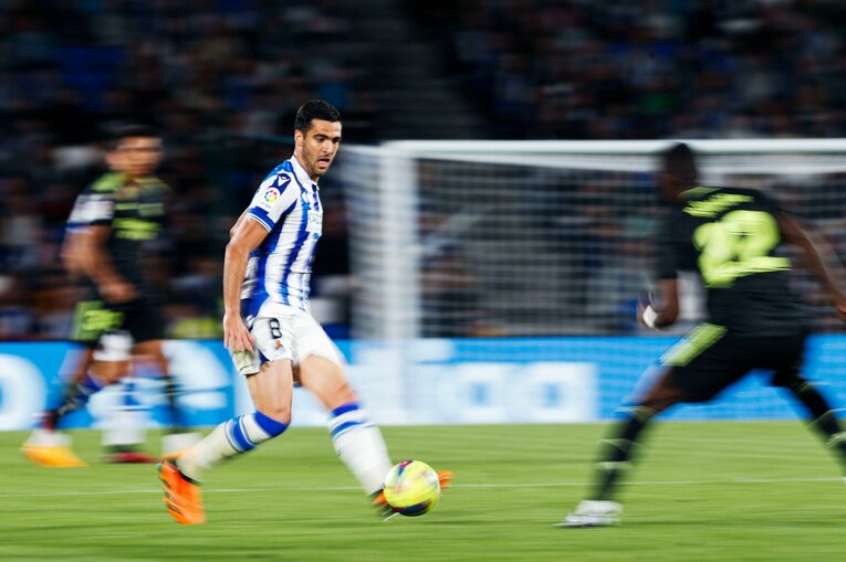 「久保建英がスペイン紙の一面に！」子供サポ「タケが決めるよ」予言通りマドリーを圧倒“ソシエダの熱狂”は翌日も…カメラマンは見た(93)