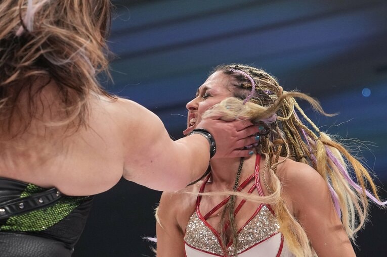 優宇の強烈なビンタを浴びて顔面が歪むジュリア