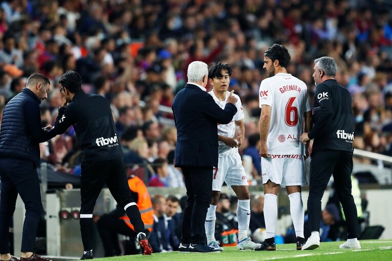 久保建英は「バルサ下部組織の旧友」と何を話したのだろうか… カンプノウで撮った才能の一端と敗戦の悔しさ〈撮影者の視点〉(24)