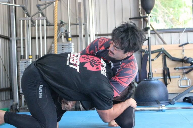 「たけちゃん」こと手塚健哉さんとの寝技スパーリング　©Number Web