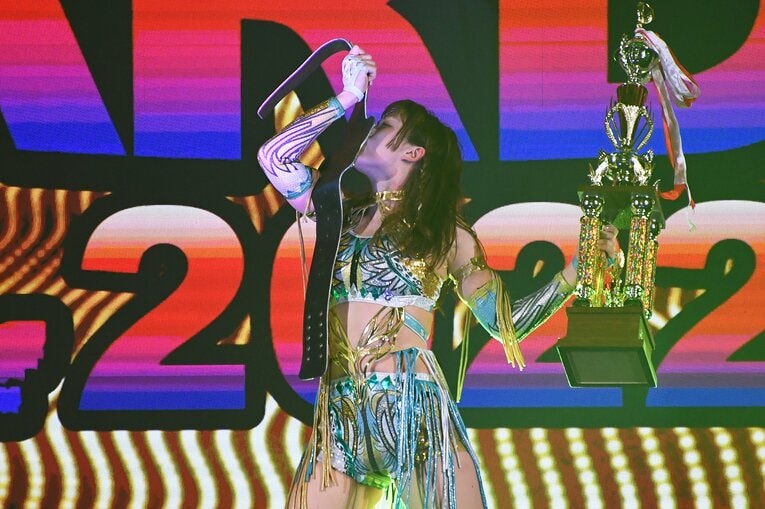 白いベルトに口づけする上谷沙弥