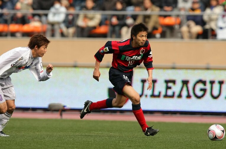 鹿島アントラーズで18年にわたりプレーした本山雅志。2008年は腎臓の病気を抱えながらもリーグ戦32試合に出場し鹿島の連覇に貢献した ／ photograph by J.LEAGUE