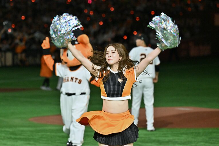 試合を盛り上げる巨人の公式マスコットガール「VENUS」　©Hideki Sugiyama