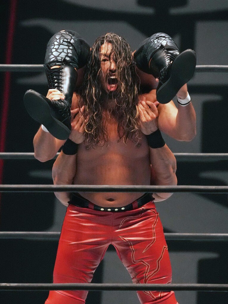 SANADAを担ぎ上げ、雄叫びをあげる辻陽太