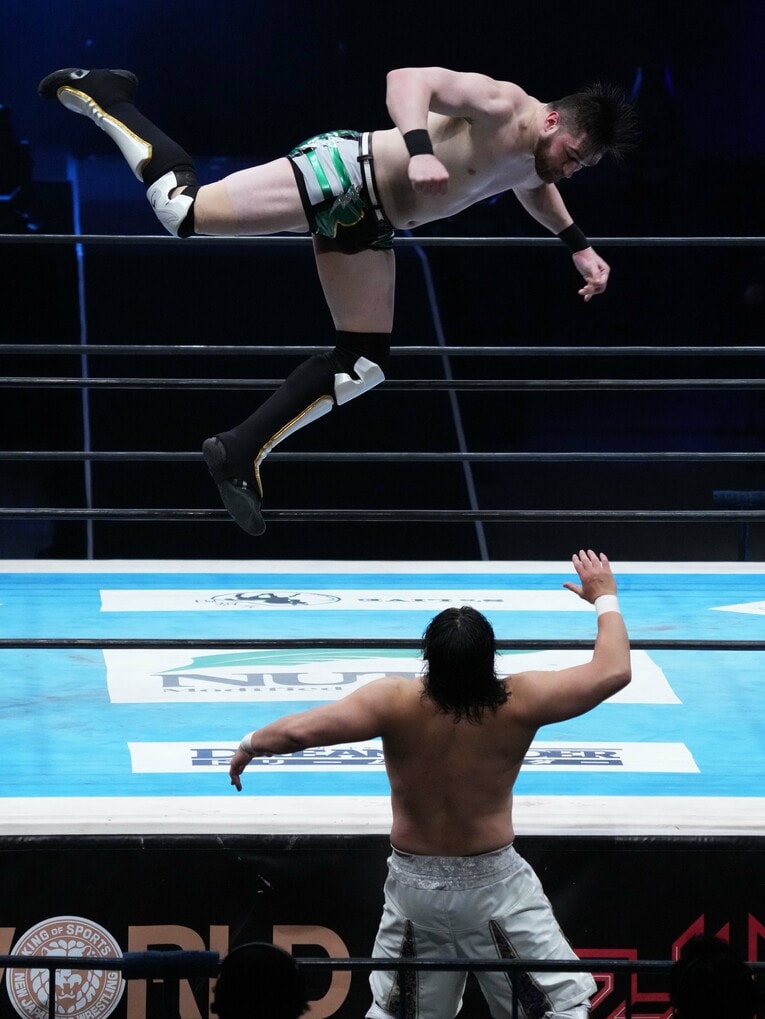 プランチャを放つカラム・ニューマン　©Essei Hara