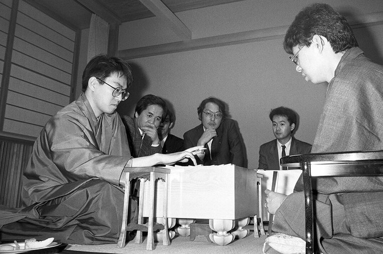 七冠タイトル独占なるかが注目されたのは1995～96年にかけて、羽生九段に対して“最後の砦”となったのは谷川浩司九段。第44期王将戦で谷川九段は阪神・淡路大震災で被災したもののフルセットに持ち込み、タイトルを防衛する意地を見せた。しかし第45期王将戦では羽生九段が雪辱。七冠王誕生となった。 ／ photograph by Shigeru Tanaka
