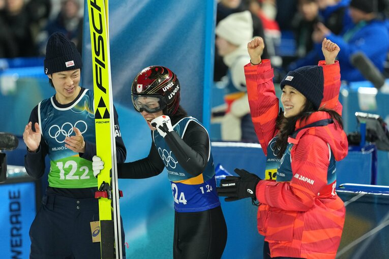 ミラノ五輪ジャンプ混合団体で銅メダルを獲得した日本チーム　©Tsutomu Kishimoto／JMPA