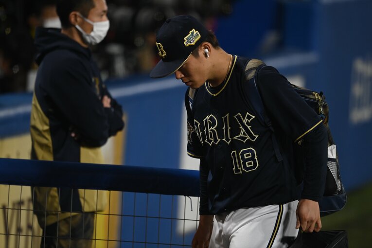 うつむきながら引き上げるオリックスの山本由伸　©︎Naoya Sanuki