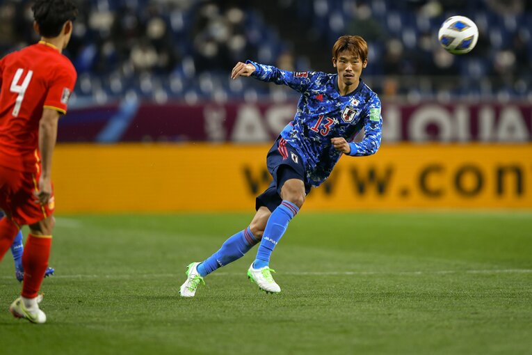 守田英正は遠藤航、田中碧とポジションチェンジを繰り返しながら中盤を制圧し、攻撃のアクセントにもなった　©Takuya Sugiyama/JMPA