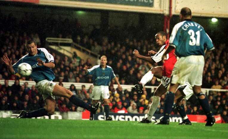 マンCの2000年、カップ戦でアーセナルなどと対戦しても力の差は歴然だった©Getty Images