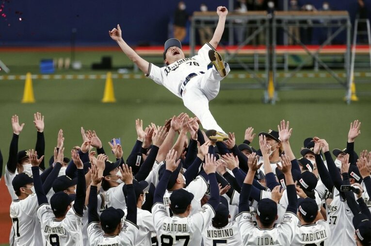 ロッテが敗れたことで25年ぶりのリーグ優勝が決まったオリックス。試合はなかったが、京セラドームで中嶋監督の胴上げが行われた ／ photograph by KYODO