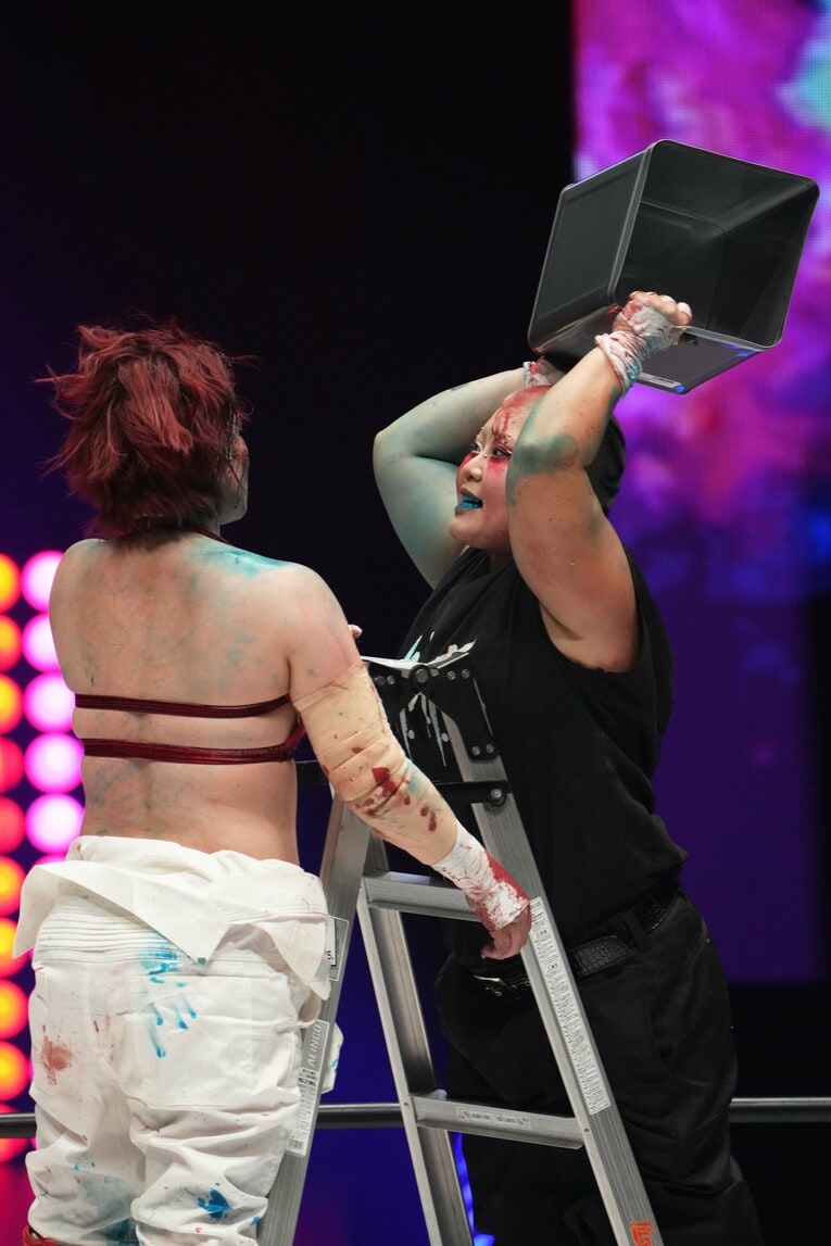 ラダー上で舞華を一斗缶で殴る刀羅ナツコ　©Masashi Hara